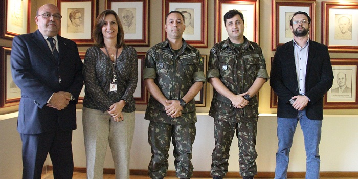 Oficiais do Exército foram recebidos pelo chefe de gabinete da presidência, Cristiano Akmim e pela coordenadora do núcleo de fiscalização integrada dos municípios, Jacqueline Gervásio (Foto: Karina Coutinho)